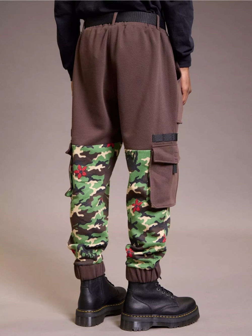 Stranger Things Demogorgon Camouflage Cargo Jogger Sweatpants Size Large NEW - Picture 12 of 13